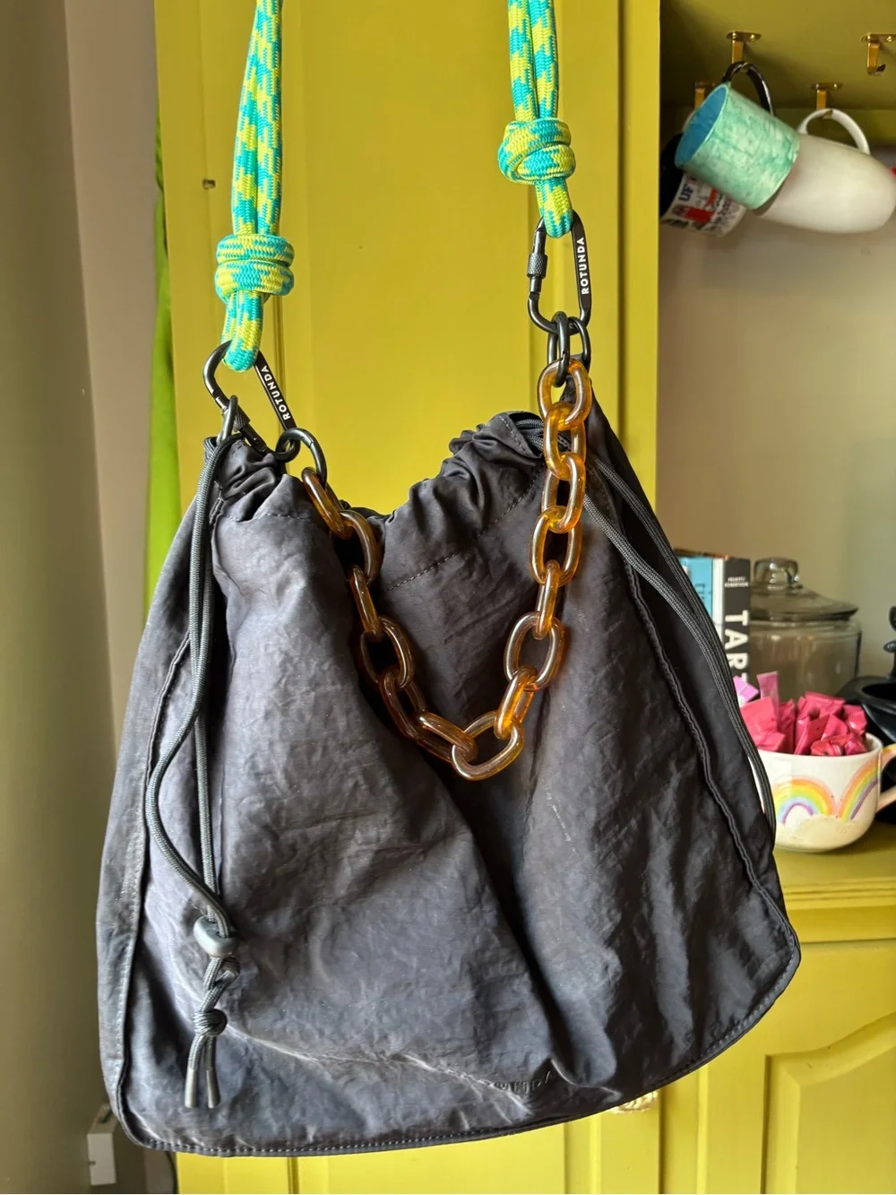 Black Shoulder Bag with Tortoiseshell Chain and Rope Strap - rotunda